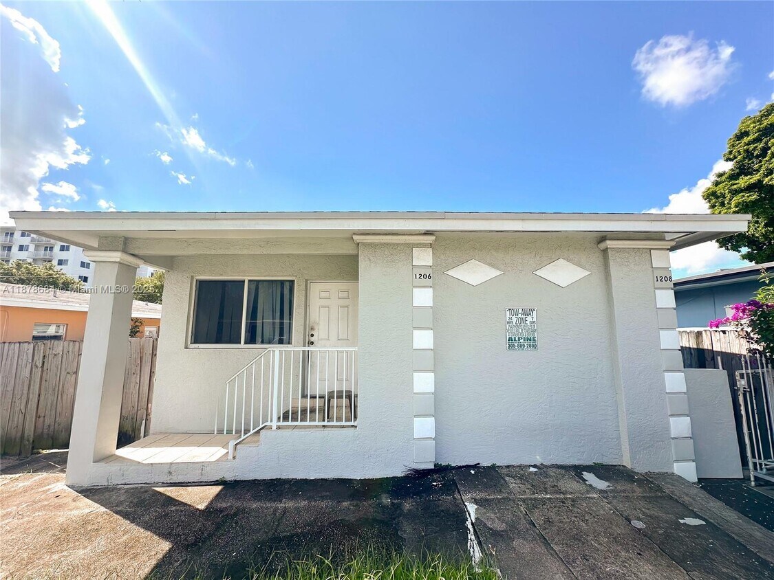 Foto principal - 1206 NE 109th St
