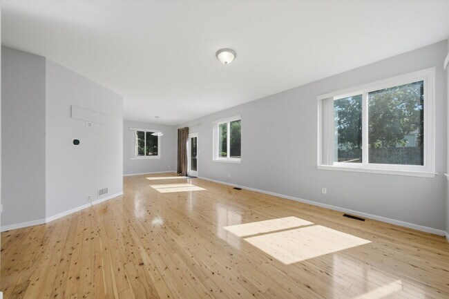 Building Photo - Updated Two-Story with Granite Kitchen, Deck, and Fully Fenced Yard
