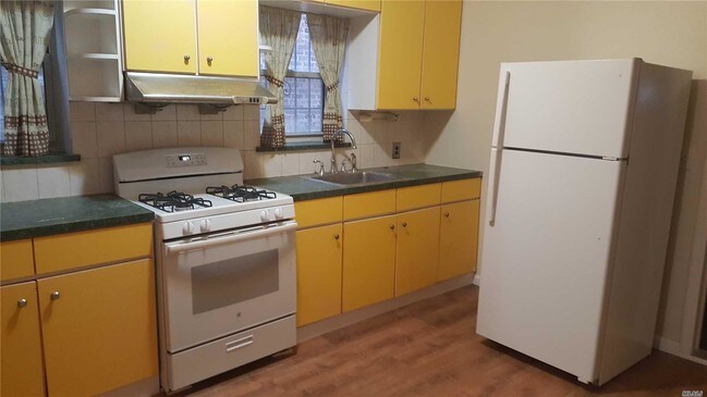 Building Photo - 2 bedroom in Middle Village NY 11379