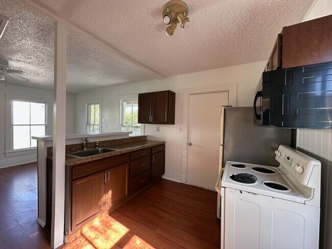 Building Photo - 1 Bed and 1 Bath Available! Located in dow...