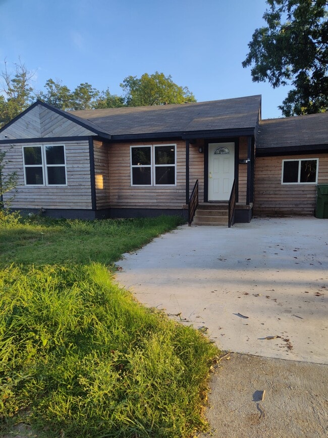 Building Photo - 826 Maple Dr