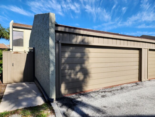 Foto del edificio - Gorgeous 3-Bedroom, 2.5-Bathroom Townhome ...