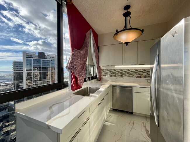 Foto del edificio - Royal Capitol Plaza: 2 Bed, 2 Bath with 2 ...