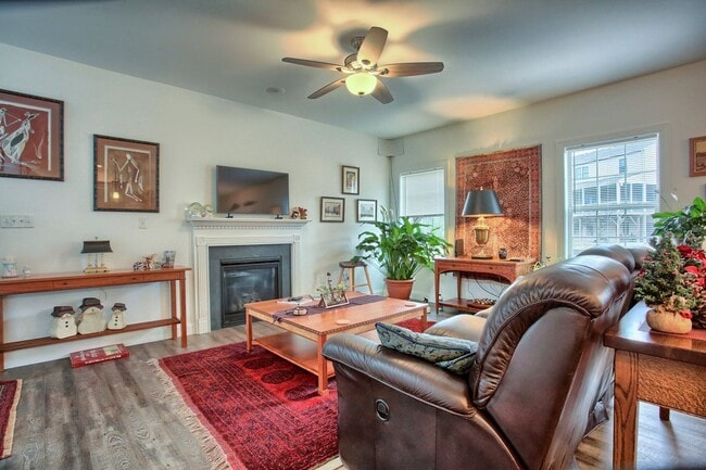 Building Photo - 3 bedroom townhome