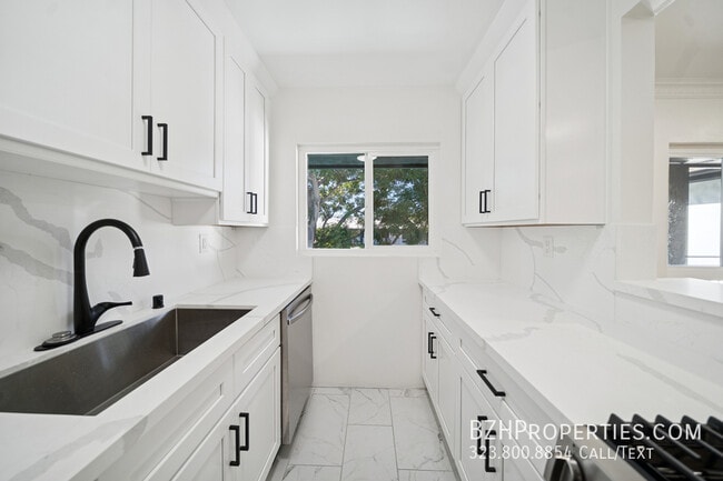 Foto del edificio - 1206 Hayworth Ave