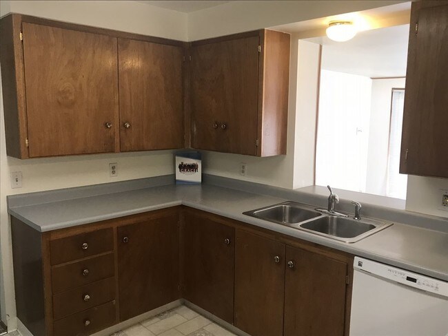 Building Photo - 2065 Rosewood Dr