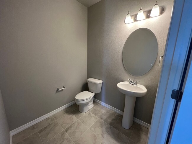Building Photo - Immaculate Townhome Close to Woodmen and P...