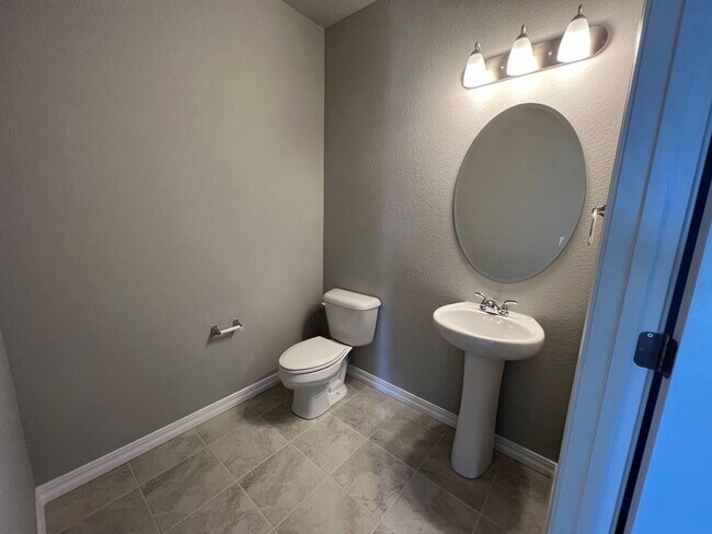 Foto del edificio - Immaculate Townhome Close to Woodmen and P...