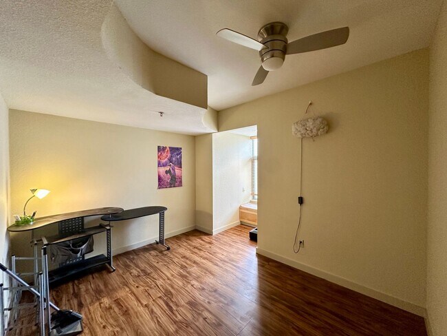 Building Photo - 2/2 Apartment Walking Distance from UT