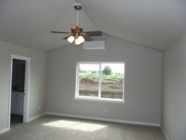 Building Photo - Spacious 4-Bedroom Home Near Philomath Sch...