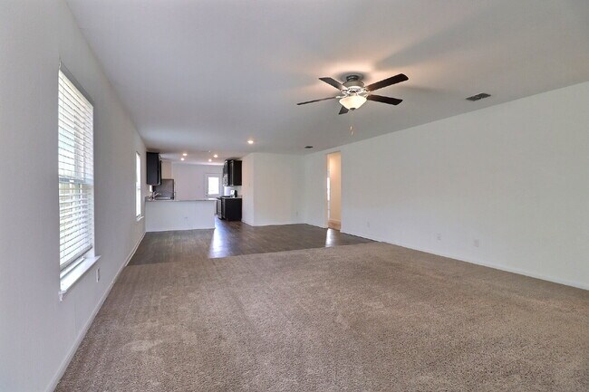 Building Photo - "Charming 4-Bedroom Oasis with 2 Full Baths in Von Ormy – Spacious 1794 sq ft Gem!"