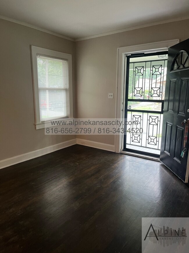 Building Photo - Updated Bungalow, Vouchers OK