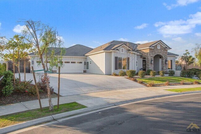 Foto del edificio - Coming Soon! Stunning 5 Bedroom / 3 Bathroom w/ Pool & Spa in Rosedale - Masterpiece Estates