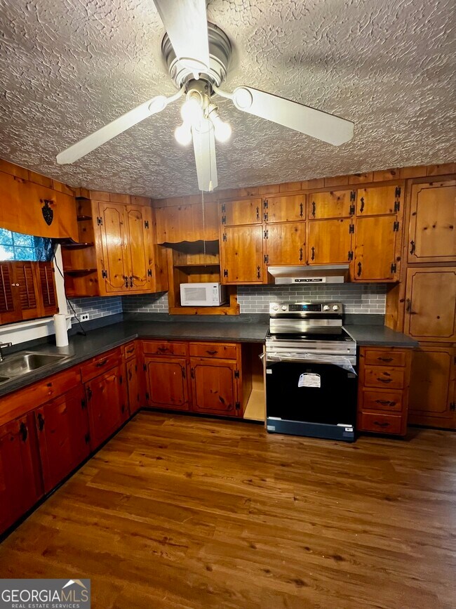 Building Photo - 2251 Rebie Rd