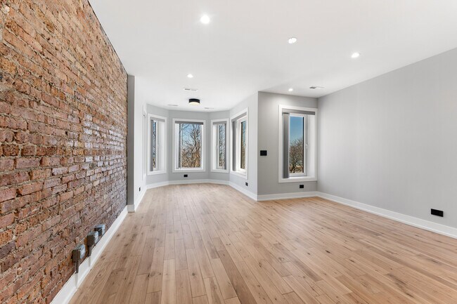 Foto del edificio - 7724 N Eastlake Terrace