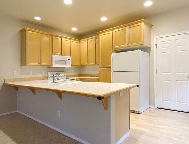Building Photo - Beautiful Timberhill Townhouse