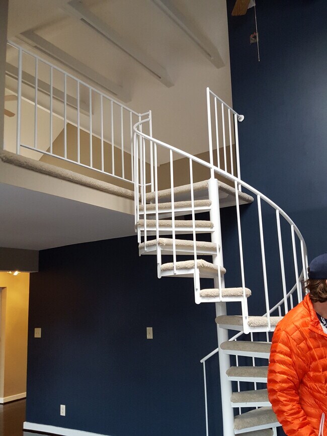 Escaleras al dormitorio tipo loft - 8207 Grubb Road