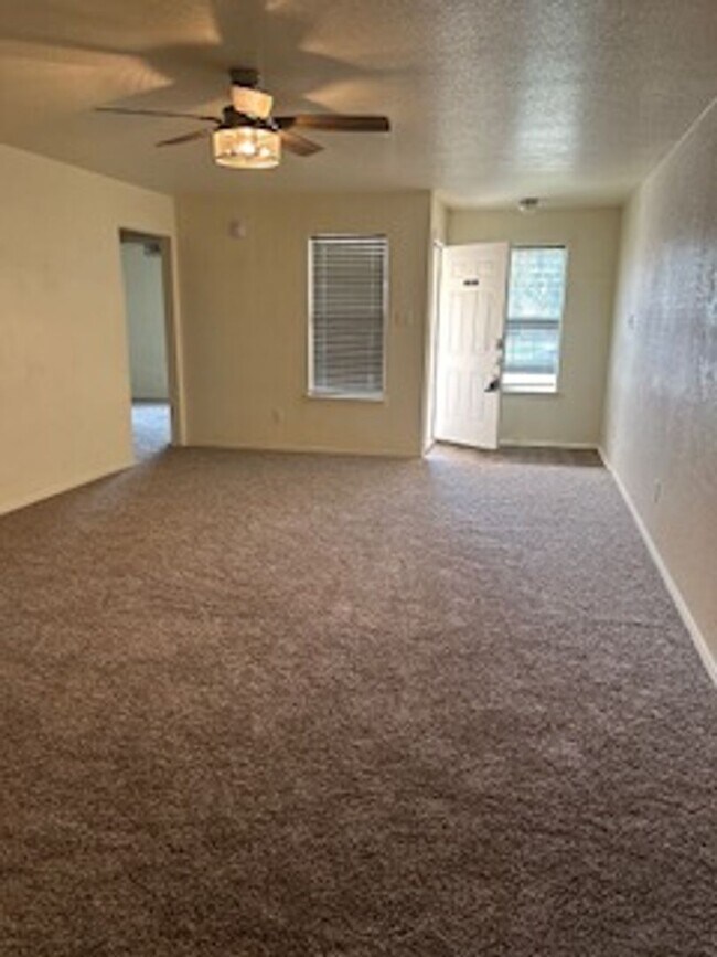 Foto del edificio - 2305 Upland Bend Dr