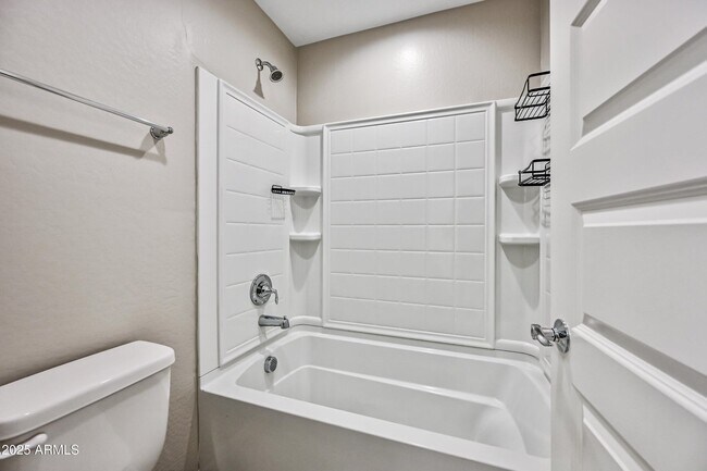 Foto del edificio - 3817 N 100th Dr