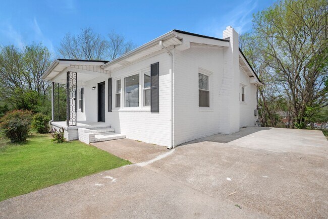 Building Photo - Like New! Fully Renovated 3BR Home | Move-In Ready | Large Lot