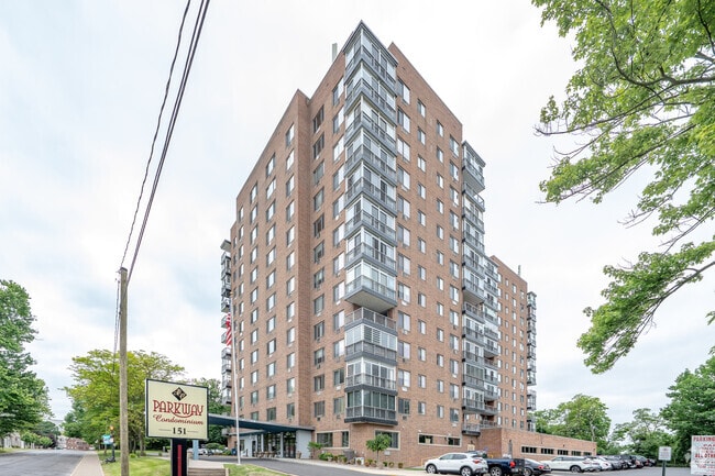 Building Photo - Parkway Condominiums