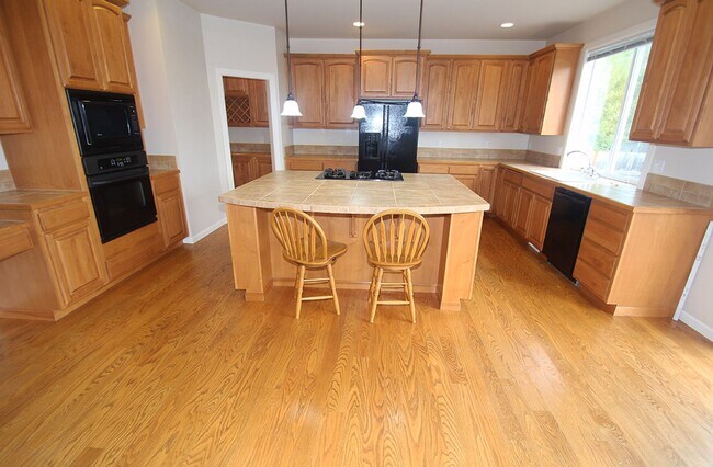 Building Photo - UPDATED CHAFFEY 4 BEDROOOM KINGSTON HOME F...