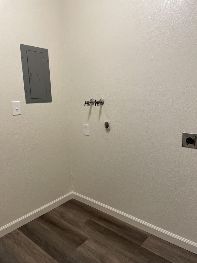 Building Photo - 2850 Tachevah Dr