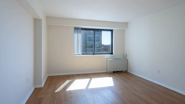 Dormitorio con suelo de superficie dura - Emerson Place