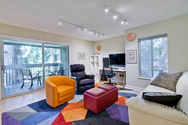 Foto del edificio - Fully Furnished Condo near Downtown Mountain View & Stevens Creek Trail