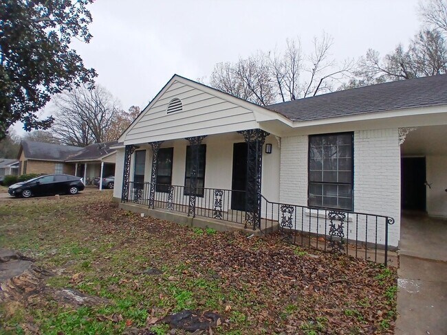 Foto del edificio - Stunning 3 bedroom 1.5 bath home - Open To Section 8