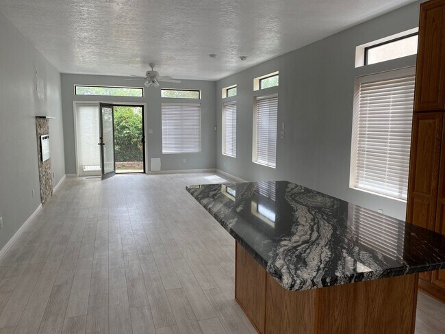 Foto del edificio - Location, location!  Updated 3 Br, 2 Bath ...
