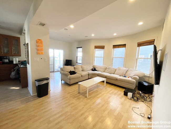 Building Photo - 7 Iroquois St