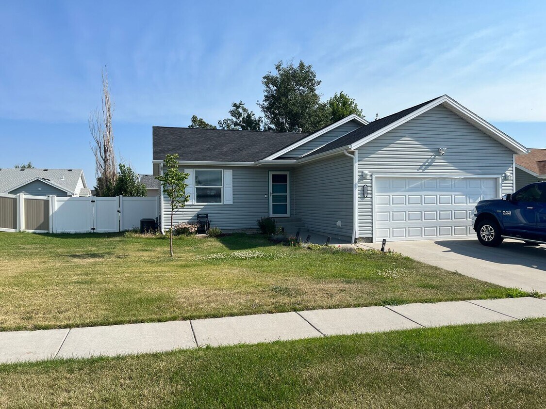 Primary Photo - Spacious Heights Home!