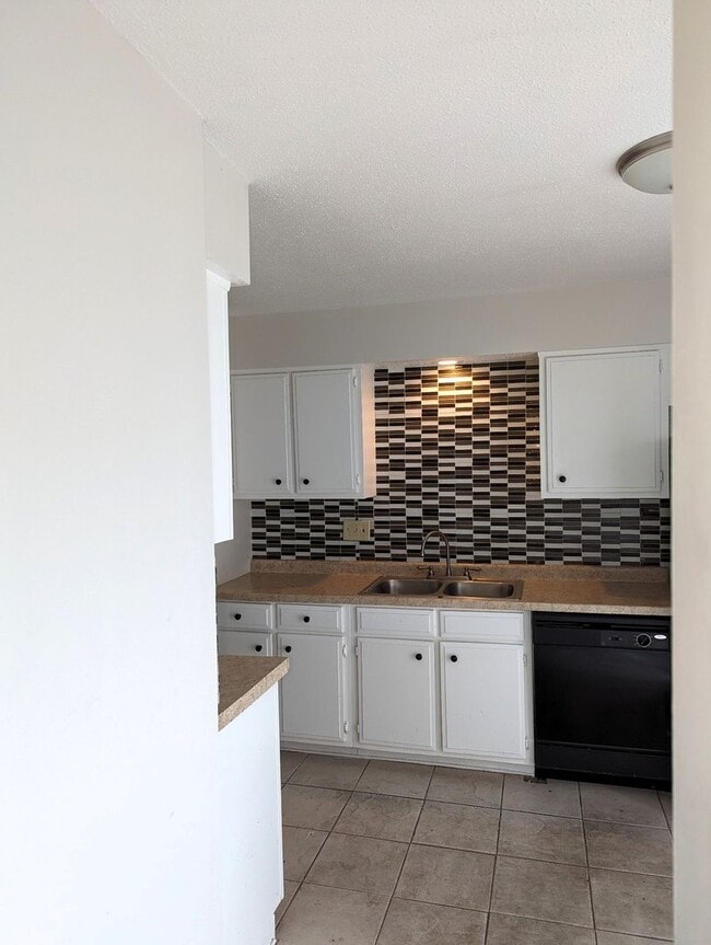Foto del edificio - UPDATED!! Townhouse NEW photos COMING SOON!