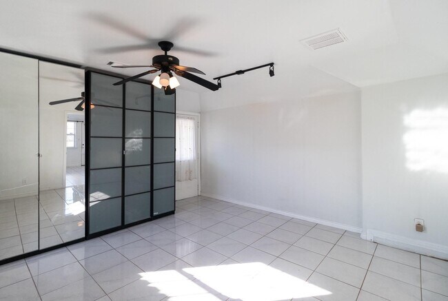 Foto del edificio - 8004 Mendez St