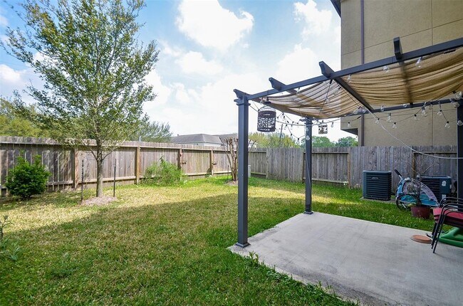 Building Photo - 10210 Spring Shadows Park Cir