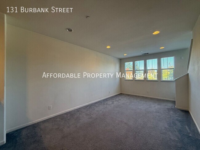 Foto del edificio - 131 Burbank St