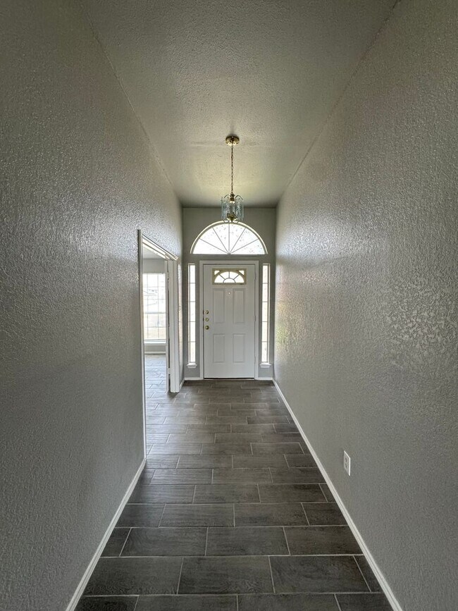 Building Photo - Remodeled 3 Bedroom Plus Bonus Room - Comi...