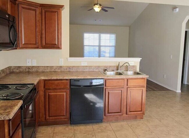 Building Photo - Stunning 4 Bed 2 Bath Home on Quiet Street!