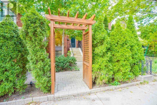 Photo du bâtiment - 916 Manning Ave