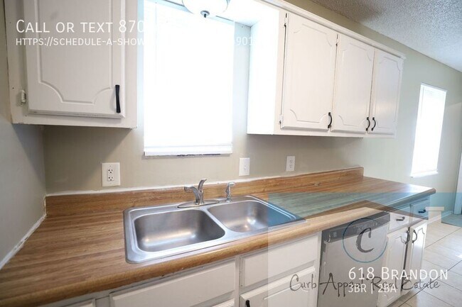 Foto del edificio - 618 Brandon-