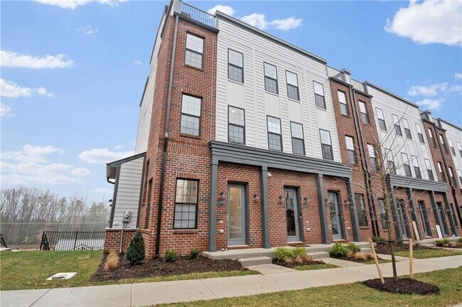 Building Photo - New 3 bed 2.5 bath Townhouse/Condo -Midlot...