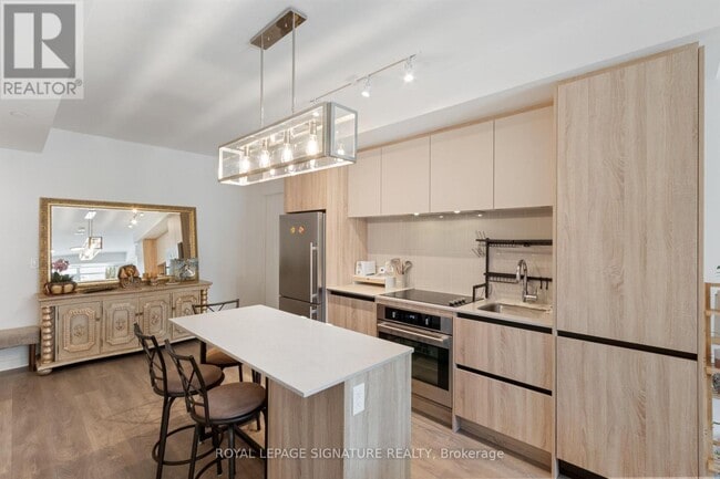 Building Photo - 8 Beverley Glen Blvd