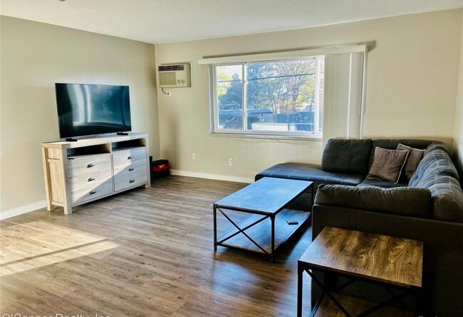 Building Photo - 1637 S Riverside Ave