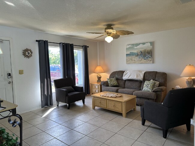 Building Photo - "Charming Furnished 2 Bed, 2 Bath Home wit...