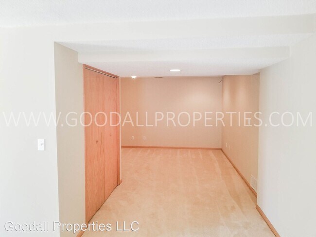 Building Photo - 3 br, 2.5 bath House - 5102 Oakwood Lane