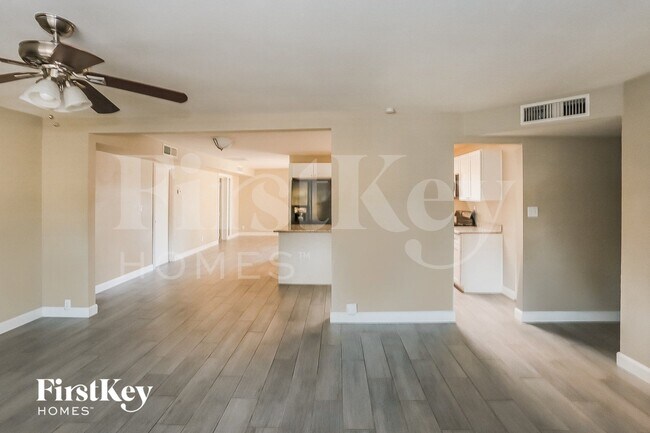 Foto del edificio - 9214 N 36th Dr