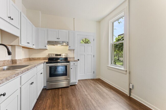 Foto del edificio - Spacious 5 Bedroom Home w/ Balcony, Porch & Yard Space!