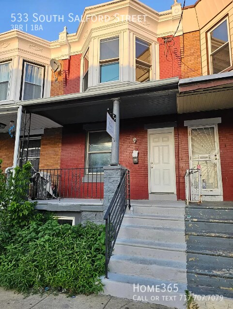 Building Photo - Stunning 3 Bedroom 1 Bathroom Home - Looki...