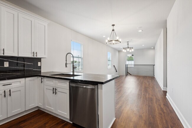 Sala de estar desde la cocina - 1324 Harrison Ave